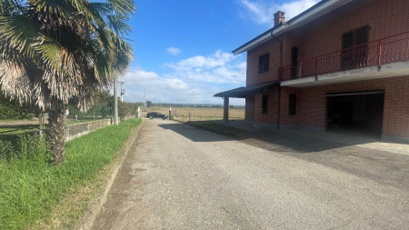 ASTI (AT) SITUATA IN PERIFERIA  ZONA SUD, COMODA AI SERVIZI  - CASA INDIPENDENTE  IN PARAMANO SVILUPPATA SU DUE LIVELLI CON GIARDINO   - Euro 200.000 