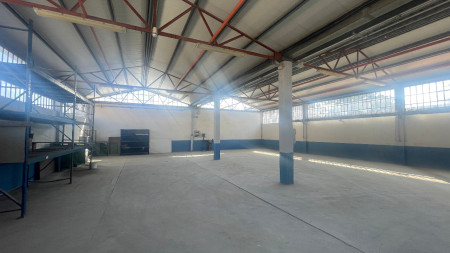CAPANNONE COMMERCIALE - ASTI ZONA SUD - SUPERFICIE  MQ. 400 VANO UNICO OLTRE MAGAZZINO C.A. 75 MQ. - Euro 150.000 