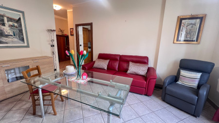 ASTI -  STRADA  FORTINO ALLOGGIO 5  vani CATASTALI , ingresso , soggiorno , cucina  con balcone , 2 camere da letto matrimoniali  , bagno con doccia , balcone e cantina , mq  89 ,  prezzo  98.000  euro 