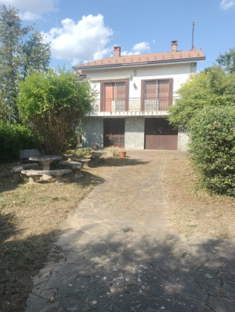 NELL'ASTIGIANO  , COMUNE di ROCCA D'ARAZZO (AT) , CASA INDIPENDENTE CON GIARDINO SITUATA IN POSIZIONE PANORAMICA SVILUPPATA SU DUE LIVELLI,  COMODA AI SERVIZI, CON GARAGE e ampio GIARDINO - Euro 118.000