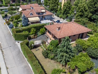 VILLAFRANCA D'ASTI (AT) - ELEGANTE VILLA INDIPENDENTE IN PARAMANO CON GIARDINO DI RECENTE EDIFICAZIONE - 