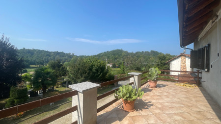 CASTELL'ALFERO - CALLIANETTO VICINANZE - PORZIONE DI VILLA BIFAMILIARE CON GIARDINO CIRCOSTANTE , libera su tre lati con ingresso indipendente - BELLISSIMO TERRAZZO E GARAGE DOPPIO - Euro 182.500