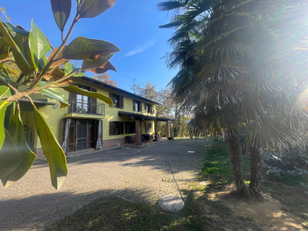 IN  PROVINCIA  DI  ASTI  - Nel  Comune di  CAMERANO  CASASCO , CASA  INDIPENDENTE  SITUATA IN   OTTIMA  POSIZIONE E IMMERSA NEL VERDE  Euro  179000