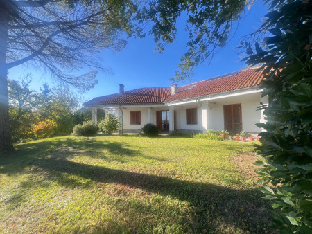 DIRETTRICE  VILLAFRANCA D'ASTI  a  3  km  dal  centro  paese , VILLA INDIPENDENTE posizionata  in  vetta  alla  collina   con  vista  a  360  gradi -  Euro  349.000 