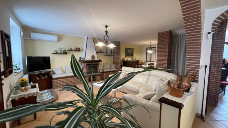 CASTELLO DI ANNONE (AT)  - CASA TIPICA PIEMONTESE CON CORTILE E GIARDINO, SVILUPPATA SU DUE LIVELLI E RISTRUTTURATA FINEMENTE - euro 220.000 