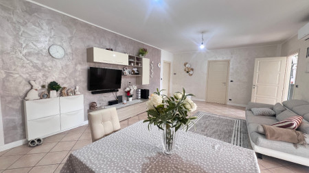 ASTI (AT) ZONA VIA TORCHIO - SPLENDIDO APPARTAMENTO CON TERRAZZO - CLASSE  ENERGETICA  B - ULTIMO PIANO DI STABILE DI RECENTE EDIFICAZIONE CON GIARDINO CONDOMINIALE, GARAGE E POSTO AUTO DI PROPRIETA' - PANNELLI SOLARI CONDOMINIALI  -  Euro 220.000