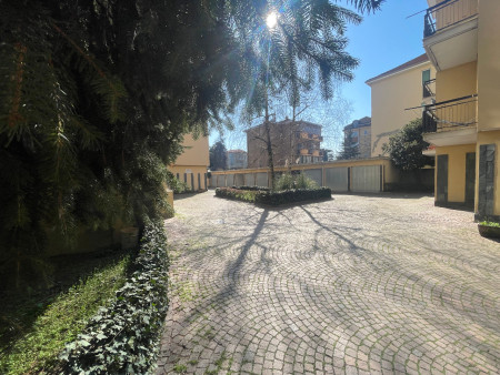 ASTI - ZONA  NORD   TRA  VIA  CONTE  VERDE E VIA  NOGARO - ALLOGGIO IN PALAZZINA CON ASCENSORE  DI  MQ 81 COMPOSTO DA INGRESSO , CUCININO CON TINELLO, DUE CAMERE, ANTIBAGNO E BAGNO, DUE BALCONI E CANTINA - Euro 95.000