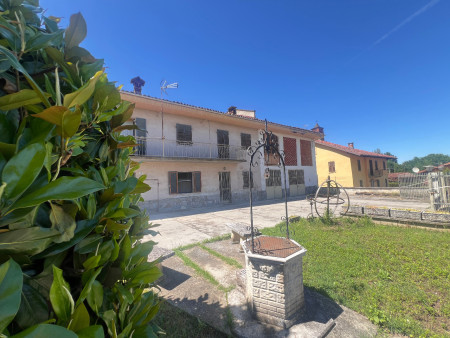 IN  PROVINCIA  DI  ASTI  - COMUNE  DI  TIGLIOLE - TIPICA  CASA  PIEMONTESE INDIPENDENTE SU 4 LATI CON  CORTILE , GIARDINO E ORTO.  SVILUPPATA SU DUE LIVELLI.  AMPIA AUTORIMESSA di 59 mq.  - Euro  89.000