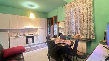 ASTI - ZONA CENTRO - IN ELEGANTE STABILE D'EPOCA, ALLOGGIO RISTRUTTURATO AL SECONDO PIANO CON BALCONE composto di INGRESSO - DISIMPEGNO, ZONA GIORNO CON CUCINA E SALA PRANZO IN UNICO AMBIENTE  CON BALCONE , UNA CAMERA DA LETTO E BAGNO  - Euro 75.000