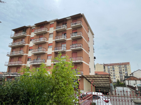 ASTI - (AT) BILOCALE DI 65 MQ. AL PIANO ALTO CON ASCENSORE DI PALAZZINA IN PARAMANO  COMPOSTO DI INGRESSO , CUCININO, TINELLO CON BALCONE, DISIMPEGNO, BAGNO con vasca, CAMERA LETTO E RISPOSTIGLIO, DUE BALCONI E BOX AUTO IN CORTILE - Euro 64.000