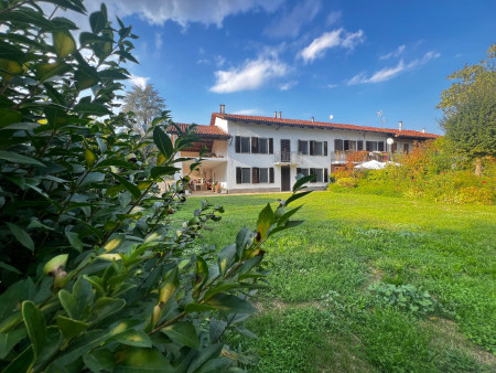 ASTI - VICINANZE - POSIZIONE COLLINARE CASA INDIPENDENTE SU TRE LATI SVILUPPATA SU DUE PIANI CON GIARDINO PRIVATO - BUONO STATO ABITABILE SUBITO - Euro 149.000